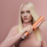 femeie blonda folosind dyson airstrait ceramic apricot_thumb
